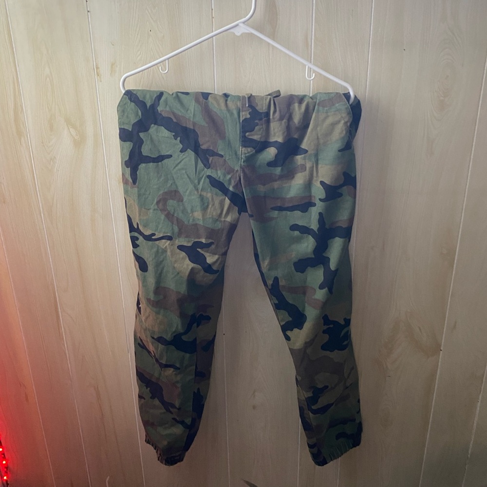 Size medium camo joggers. - Picture 1 of 2